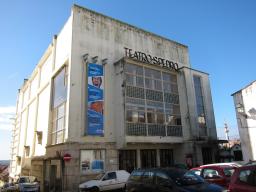 O alvo afixado na entrada do teatro