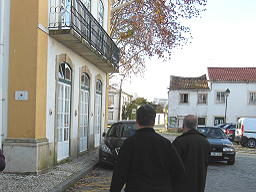 O alvo afixado na entrada do lugar